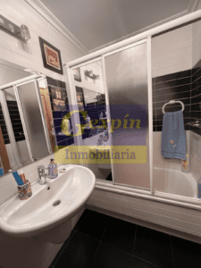 Bañera cerrada con mampara de aluminio