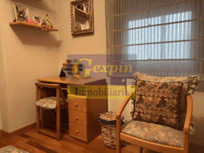 Dormitorio con escritorio