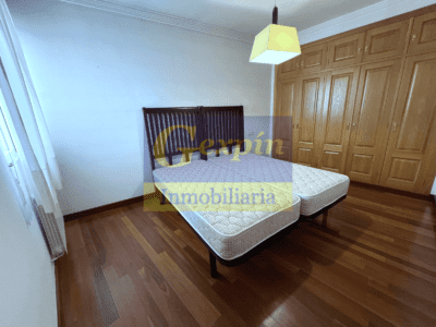 Dormitorio doble con armario empotrado