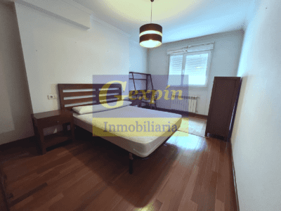 Dormitorio con cama doble y escritorio