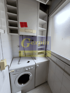 Lavandería en galería cerrada con tendedero de manivela